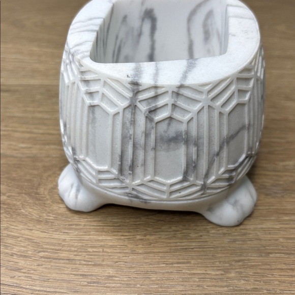 Bath And Body Works Marble-Effect Turtle Soap Dish - White Gray - Picture 7 of 8